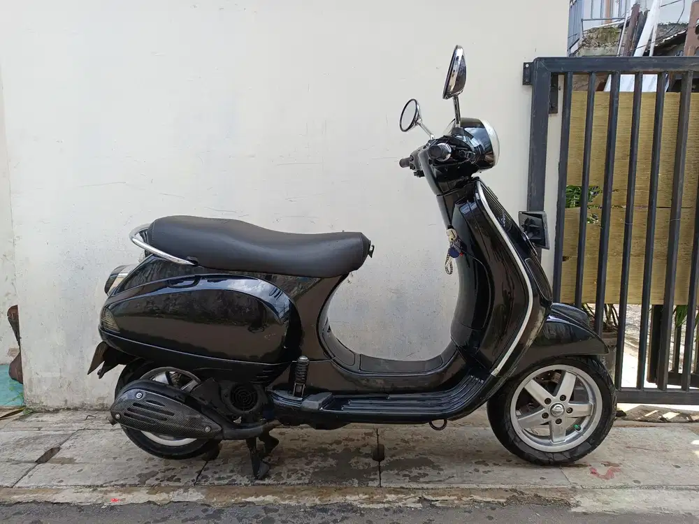Piaggio vespa lx125 2011 lengkap bagus