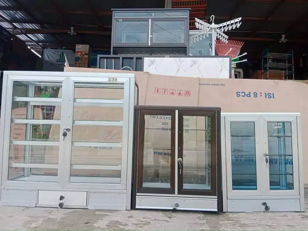 Etalase jualan rokok besar dan kecil