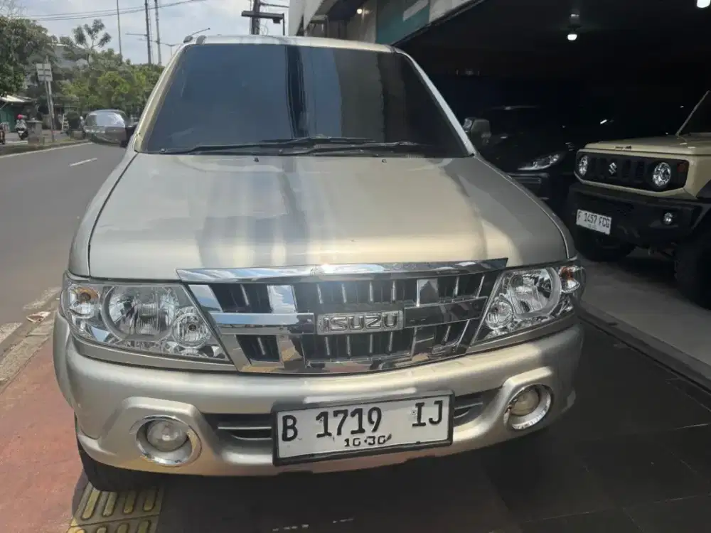 Isuzu panther touring diesel matic th 2004 AT