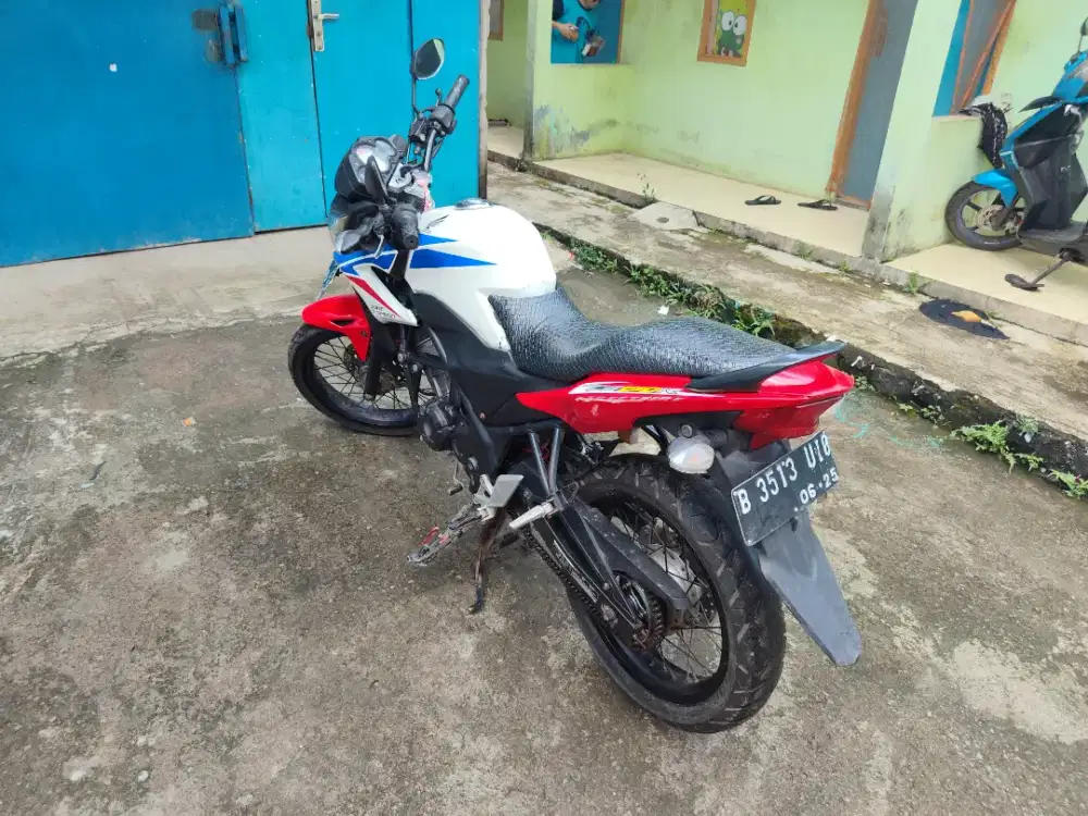 DIJUAL CEPAT MOTOR HONDA CB150R