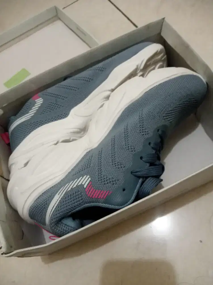 Sepatu lari merk nevada