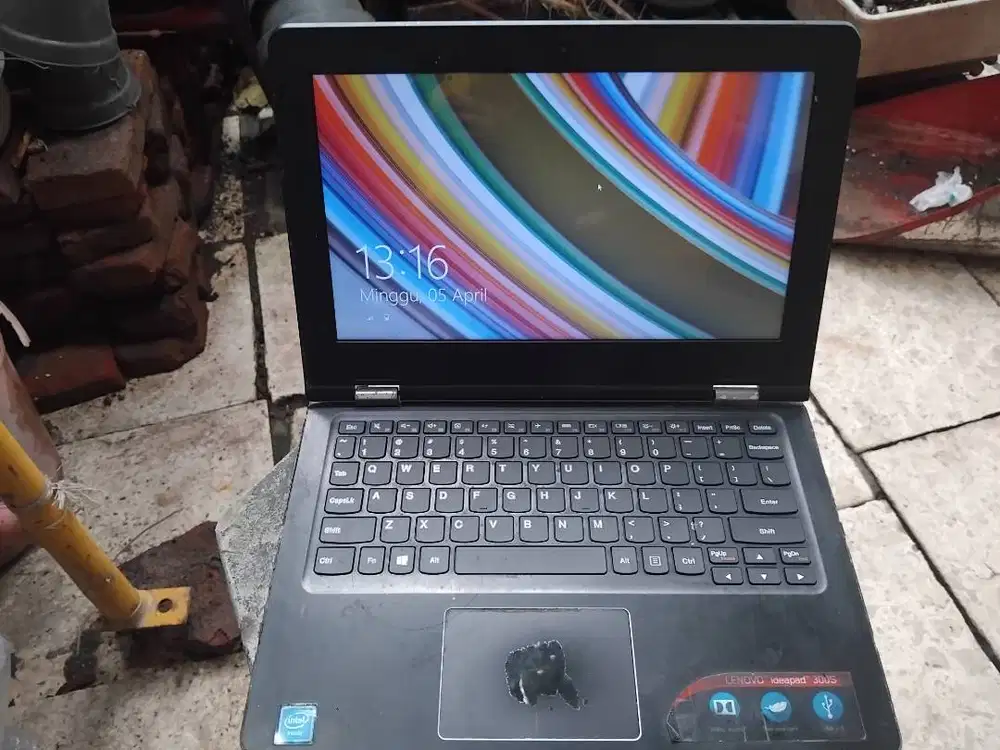 Lenovo Ideapad 300S warna putih (netbook 11,6 inci ;1366x768)