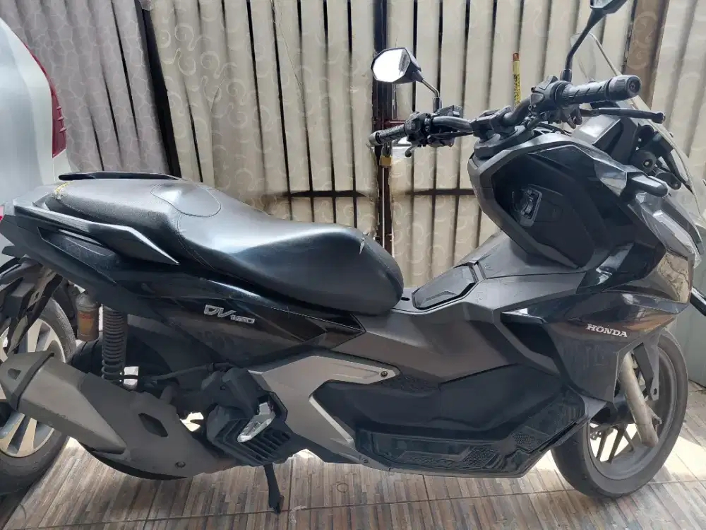 Jual motor honda adv 160 Abs tahun 2022 warna hitam