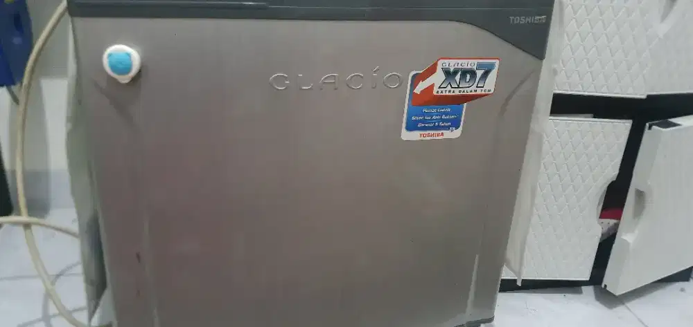 Kulkas Mini Toshiba tipe Glacio
