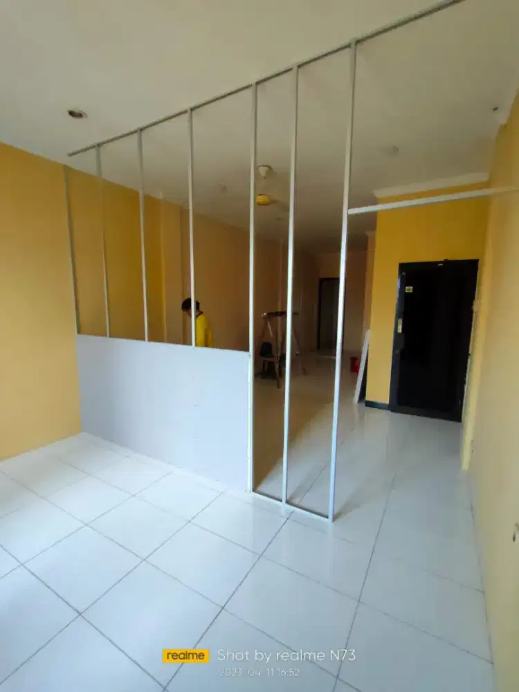 Dekor penyekat ruangan partisi kantor murah cepat dan efisien