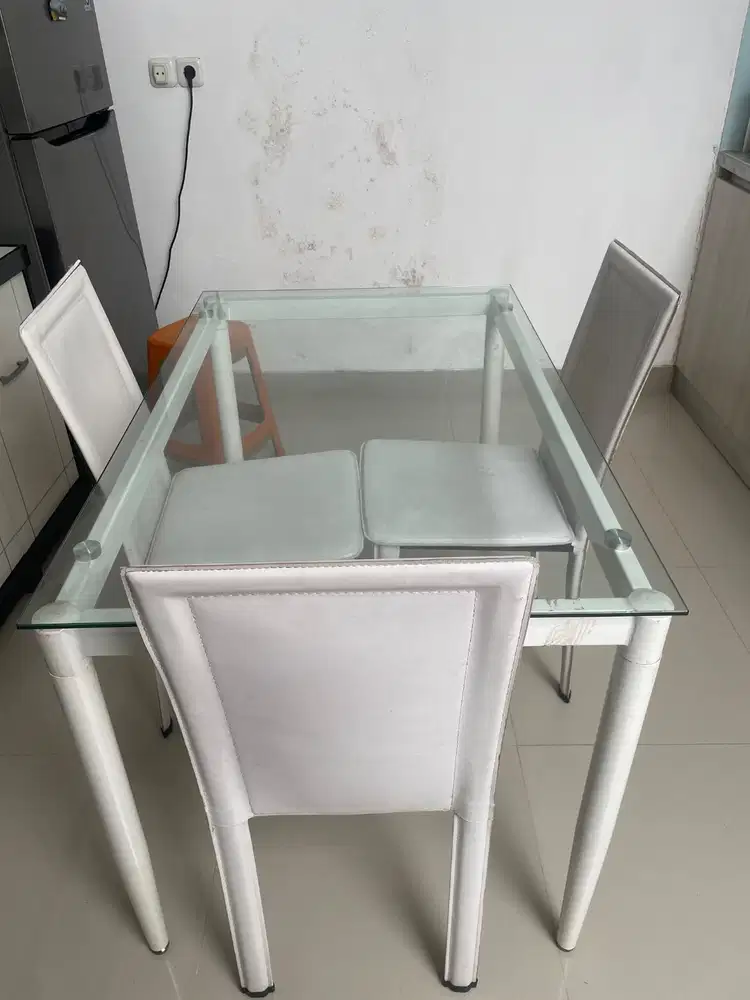 Meja makan kaca dengan 3 kursi