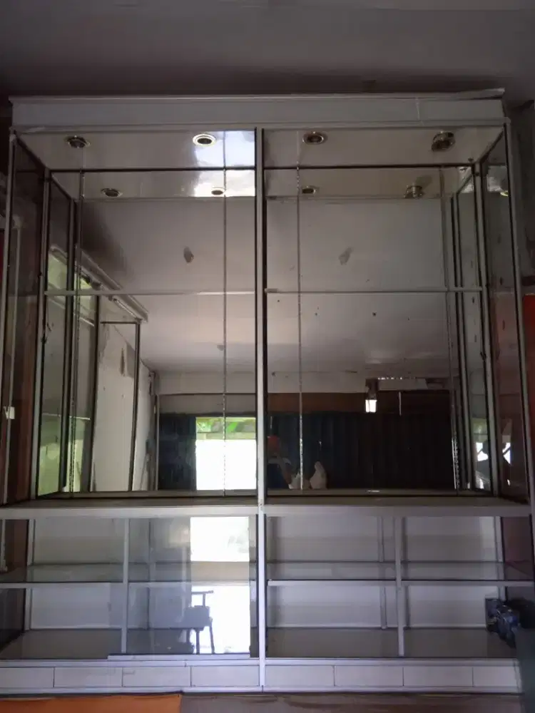 Etalase Dinding (275cm × 275 lebar dalam etalase 50 cm)