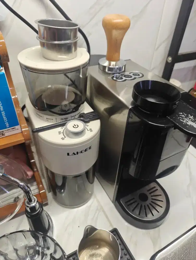 Mesin kopi espresso dan kapsul plus grinder