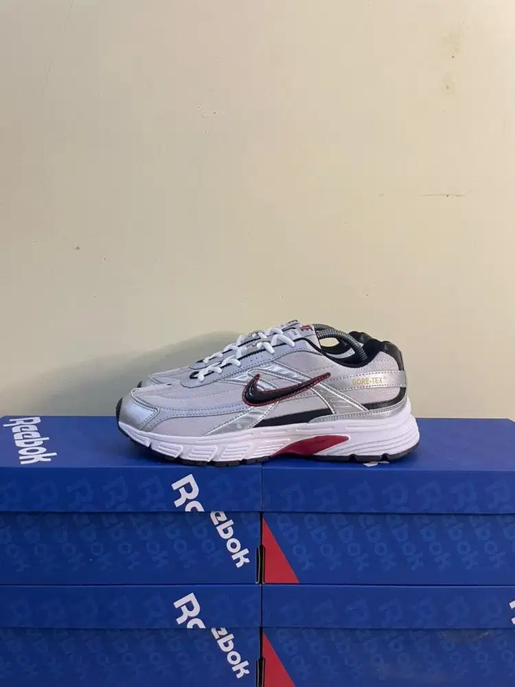 43 - Sepatu Nike Initiator Metallic Silver Black Bekas Second