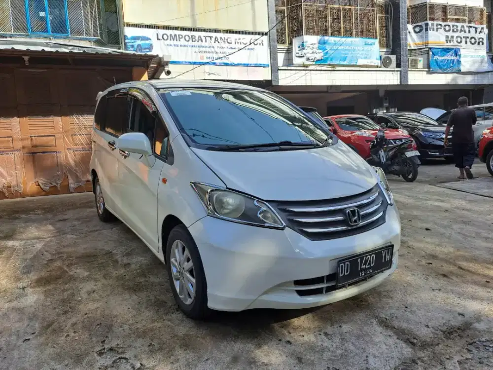 Istimewa New Freed PSD full Elektrik 1.5 E 2011 / 2009 honda fred S AT