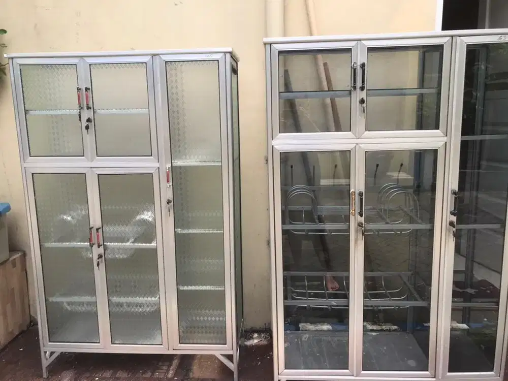 Lemari Piring Kaca Bekas 2 Unit (HARGA PAS TIDAK BISA DI NEGO!)