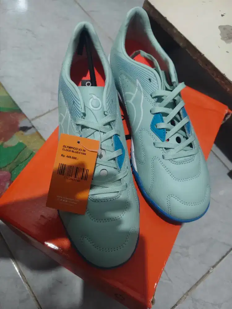 Sepatu olahraga futsal