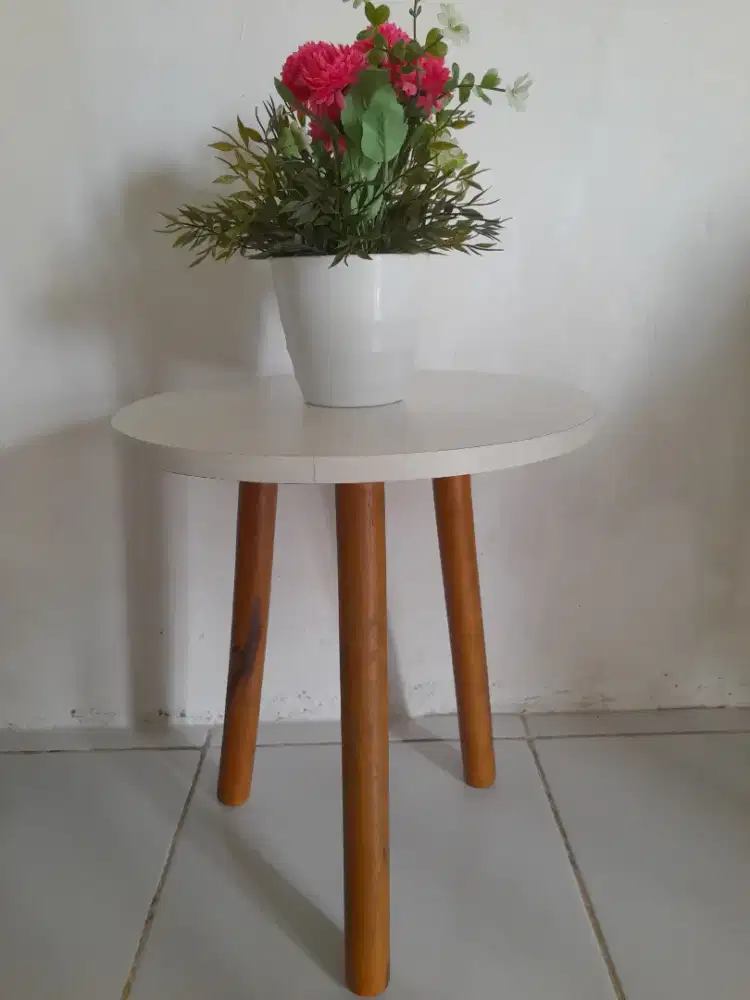 Meja kayu bulat mini