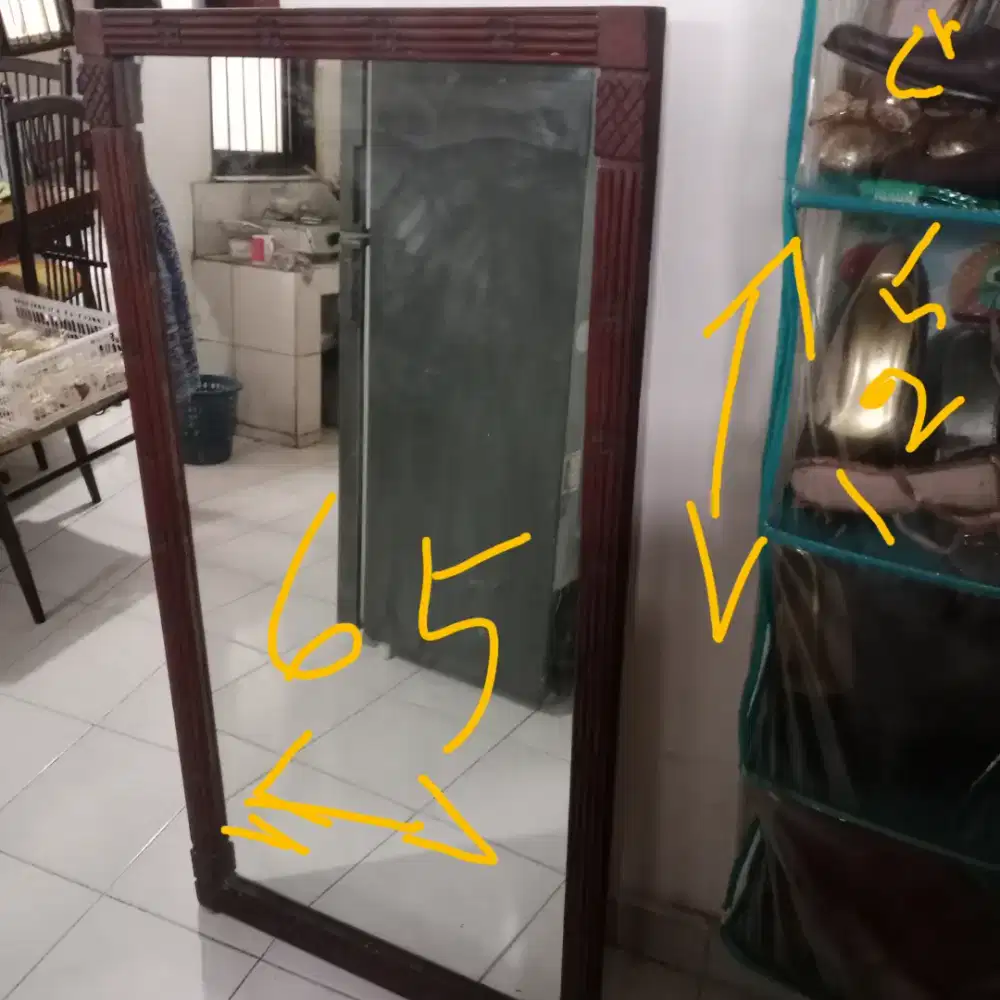 Kaca Rias, pigura kayu Jati