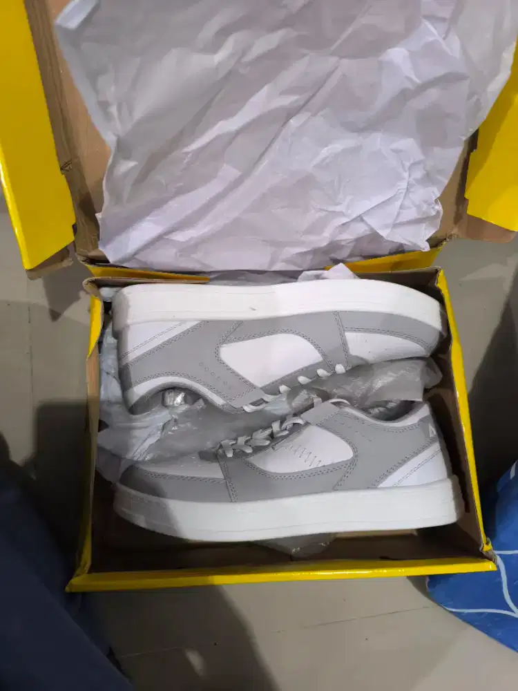 sepatu aerostreet abu putih