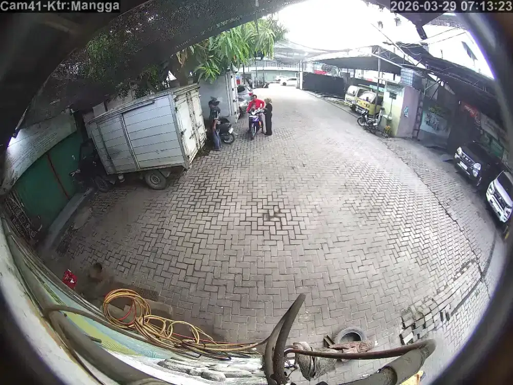 Supir dalam Lokasi Doorsmeer Mobil