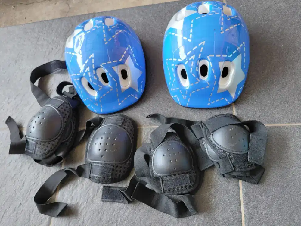Helm utk main sepatu roda anak.