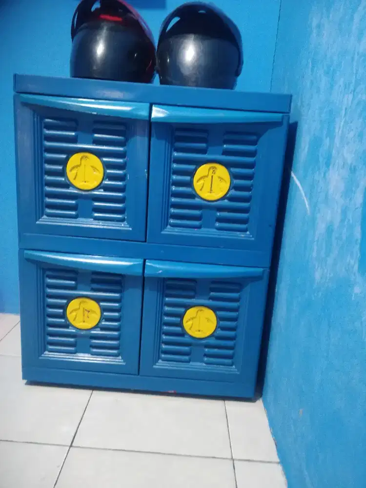 Di jual helem 2 bekas dan lemari plastik kondisi layak pakai