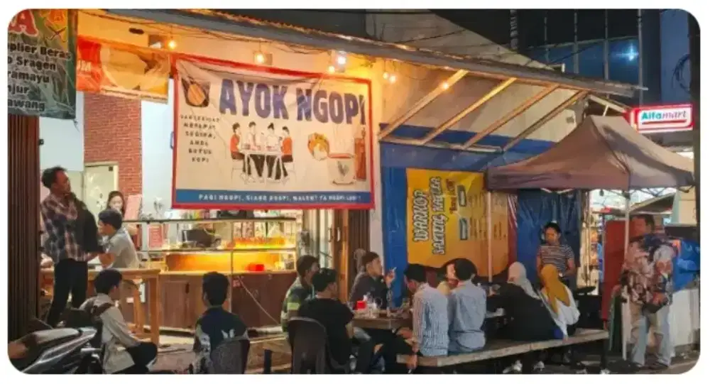 Penjaga Warung Kopi dan Gorengan