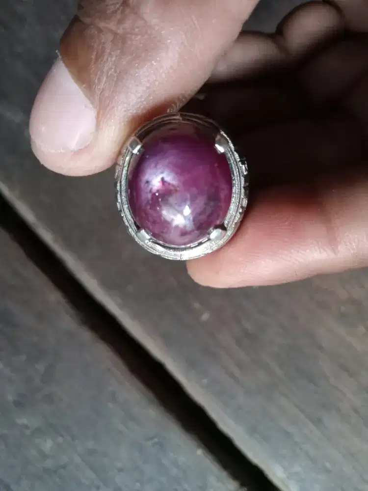 Merah Ruby ster dan yakut