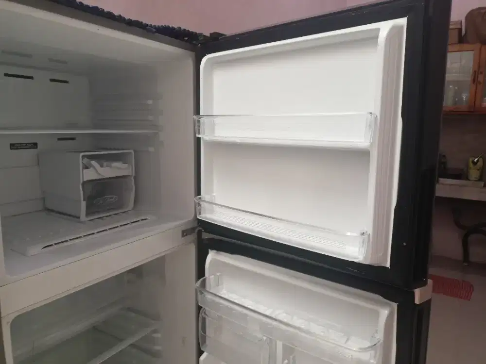 Kulkas 2 pintu Polytron inverter