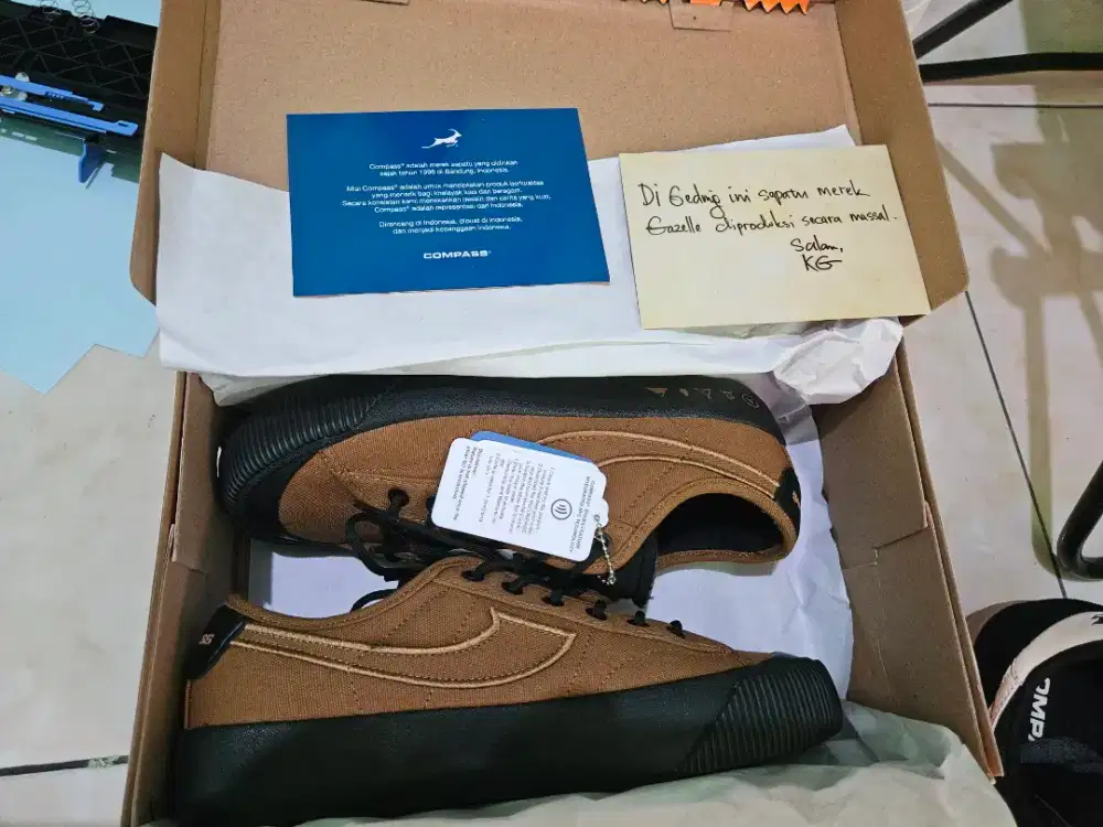 Sepatu Compass Retrograde Camp Low Camel