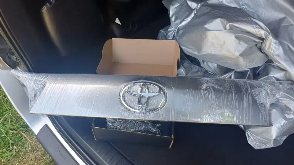 Di jual list  trunklid bagasi innova reborn original.