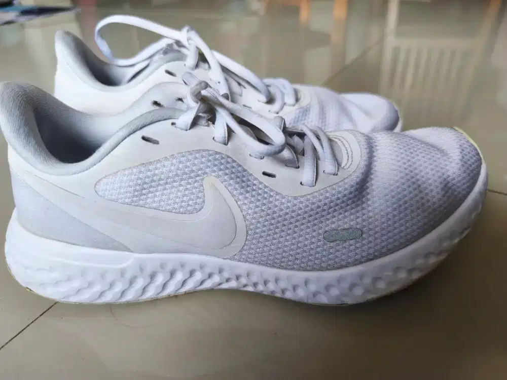 Sepatu Running Nike Revolution 5 Putih
