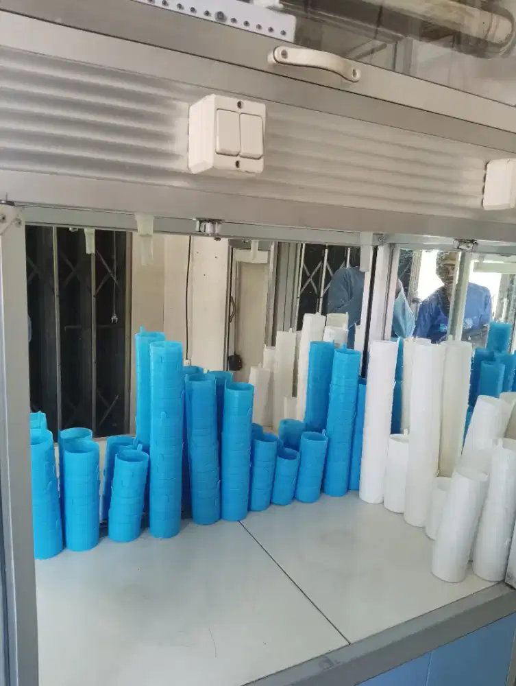 Pegawai depot air isi ulang