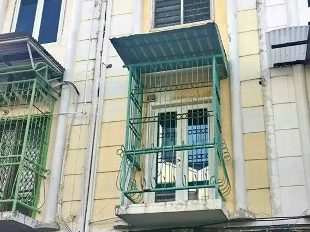 Disewakan Ruko 3,5 Lantai Ruko 21 Klampis, Sebelah Narotama Surabaya Timur