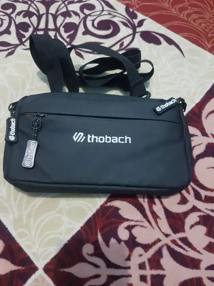 Tas Selempang Kecil Thobach