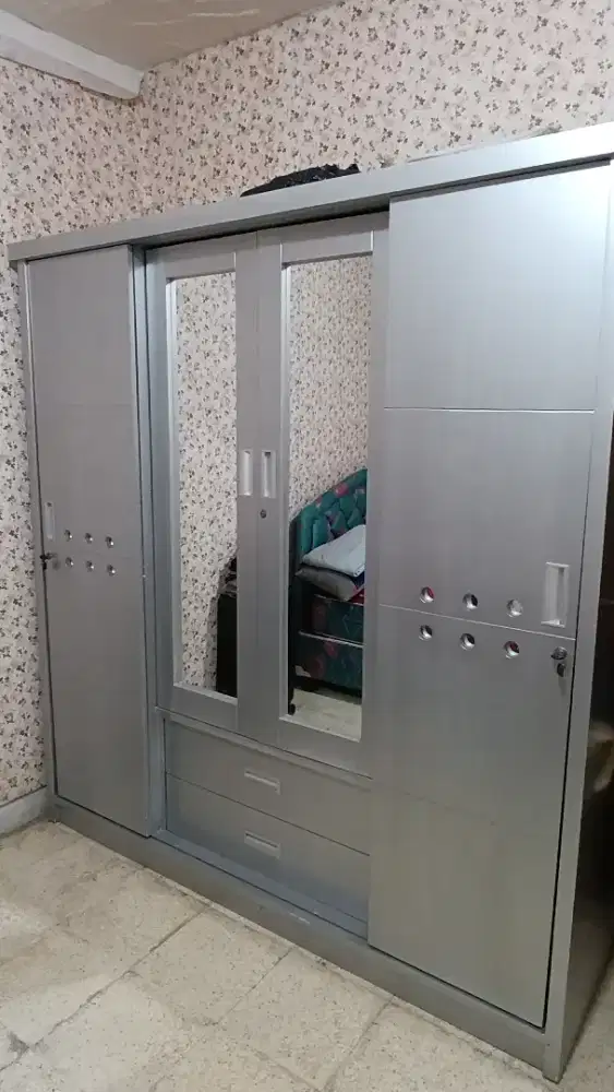 Lemari Kayu Silver