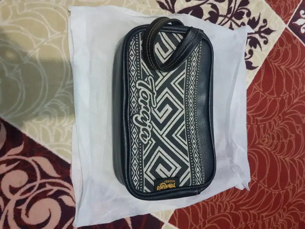 Tas Tangan/Pouch bag pria kulit Dari Toraja
Baru(New)