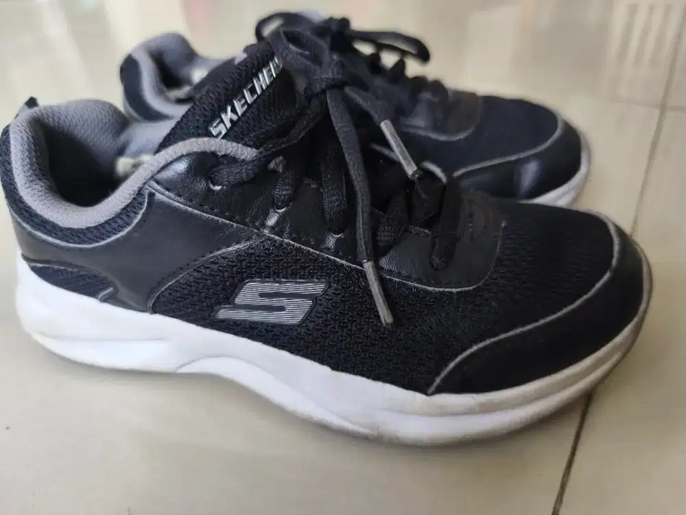 Sepatu Hitam Anak Skechers size 33