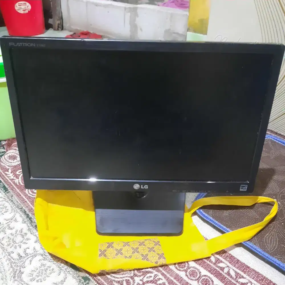 Monitor komputer merk LG kondisi bekas