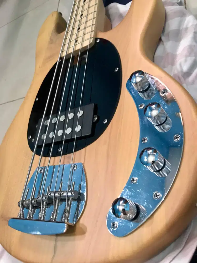 DIJUAL GITAR BASS Ernie ball Music Man Sting Ray 5 String ,NATURAL