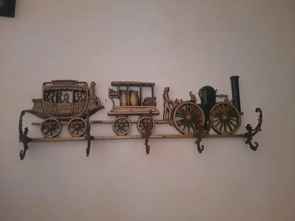 Gantungan baju dinding