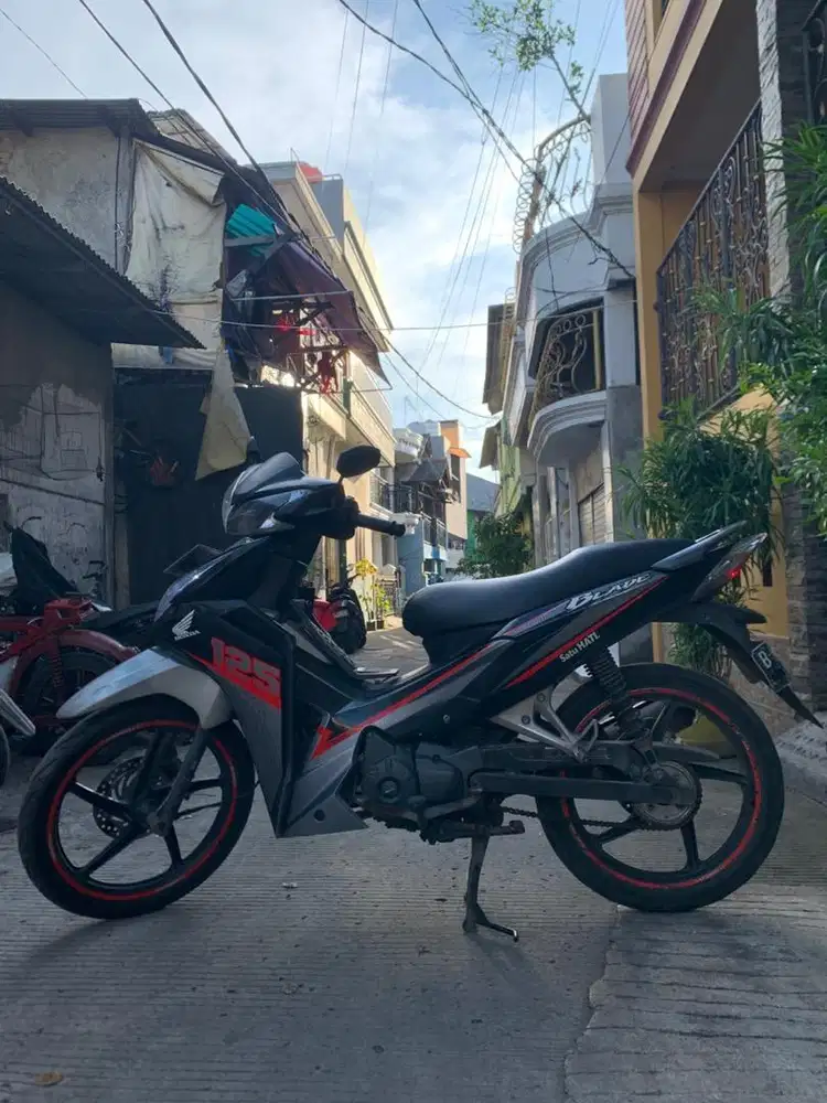 Dijual cepet motor Honda Blade 2015 warja hitam. kondisi mesin sehat