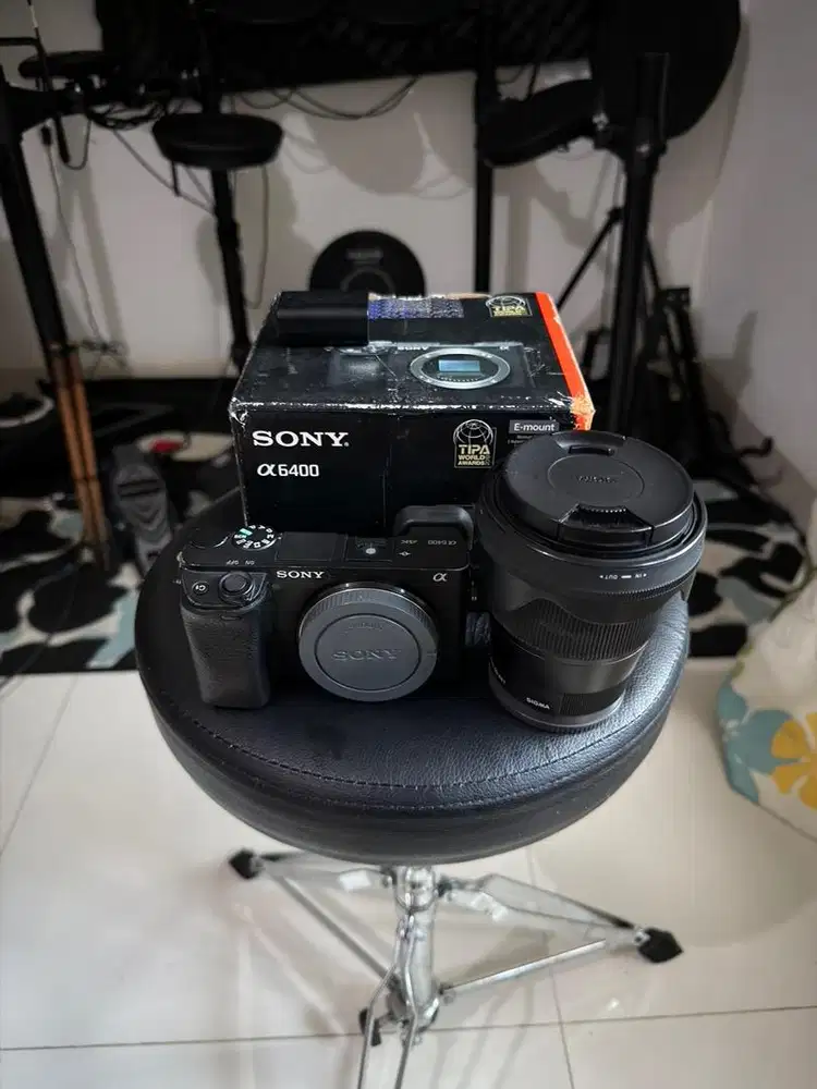 Kamera Mirrorless Sony A6400 BO plus Sigma 16mm 1.4