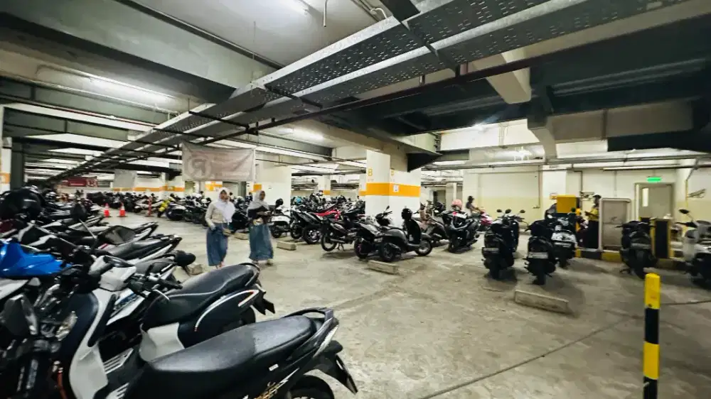 Penjaga kantin Pollux mall Cikarang