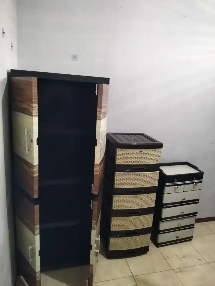 Lemari plastik pakaian