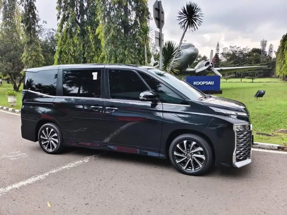 Toyota Voxy 2.0 Cbt TSS FL Camera360  AT Low Km 17rb th.2023