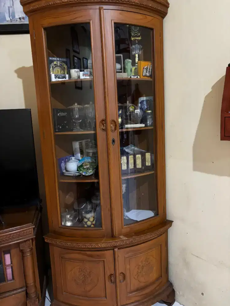 Lemari sudut kayu jati