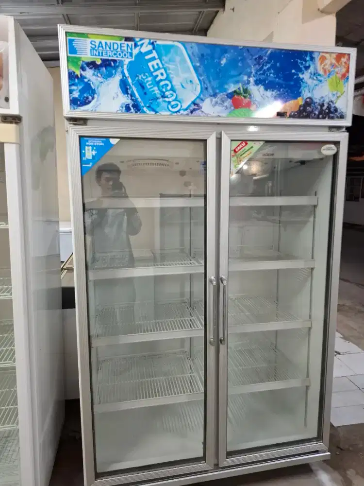 SHOWCASE 2 PINTU MERK SANDEN