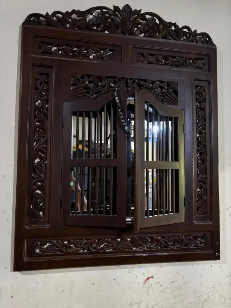 Cermin dinding ukiran dengan pintu dari kayu jati