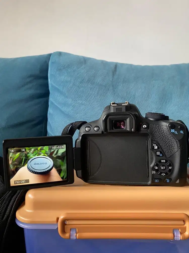 DSLR CANON 700D LENSA 18-55