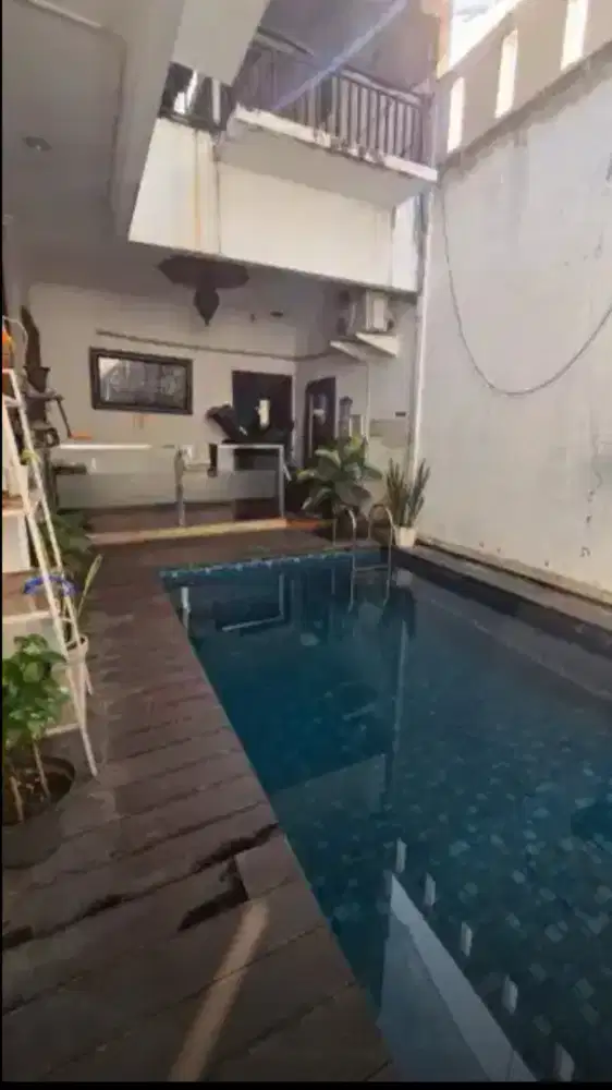 RUMAH MEWAH DI LENGKAPI KOLAM RENANG PRIBADI DI JATIWARINGIN