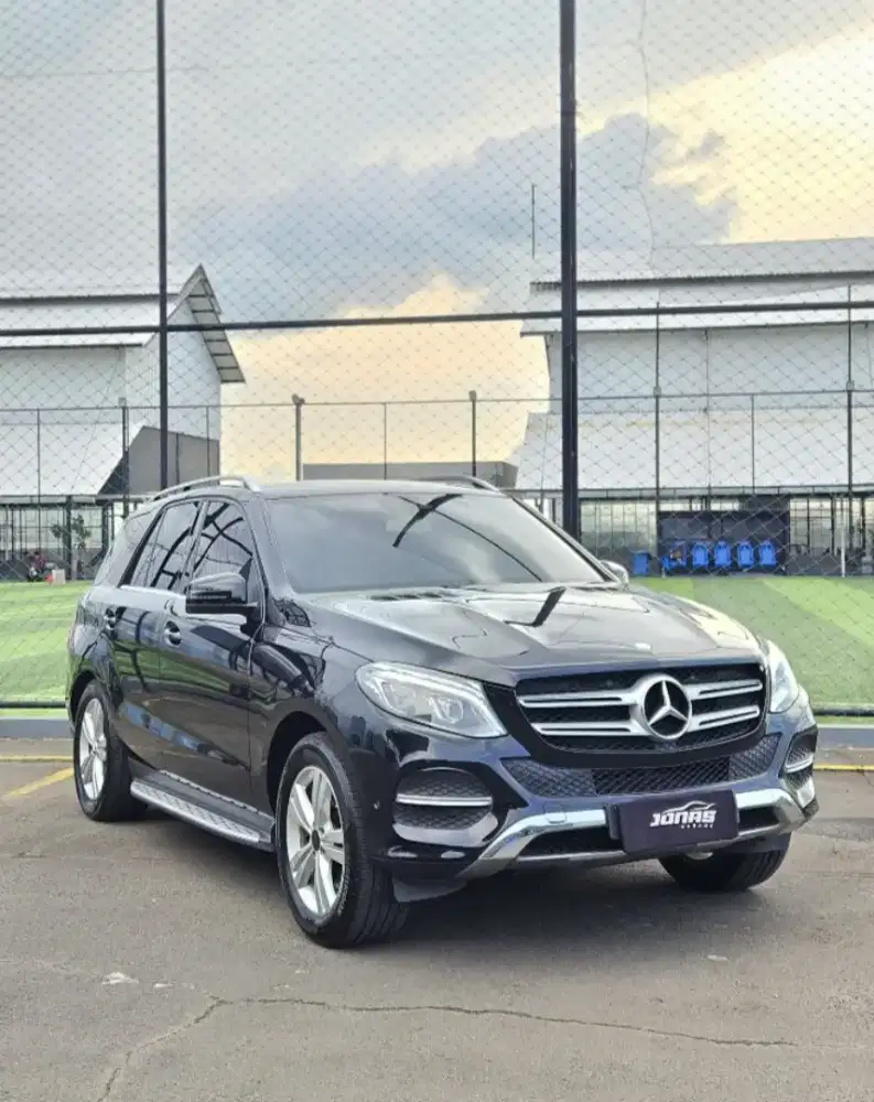 Mercedes-Benz GLE400  Black on Brown