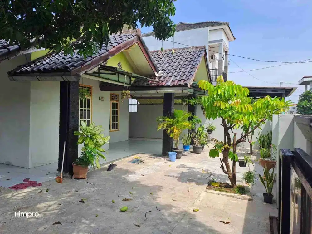 Dijual rumah dengan halaman luas di Karawang barat