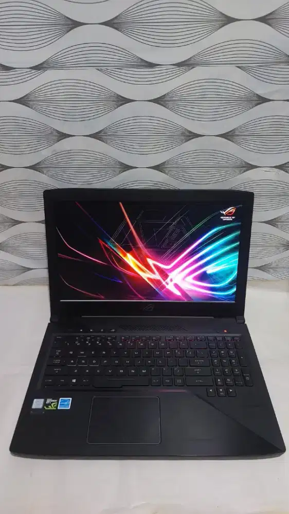 Asus Rog Strix GL503VD i7-7700HQ GTX 1050 4GB 
RAM 8GB 
HHD 1TB